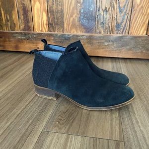 TOMS - Black suede booties